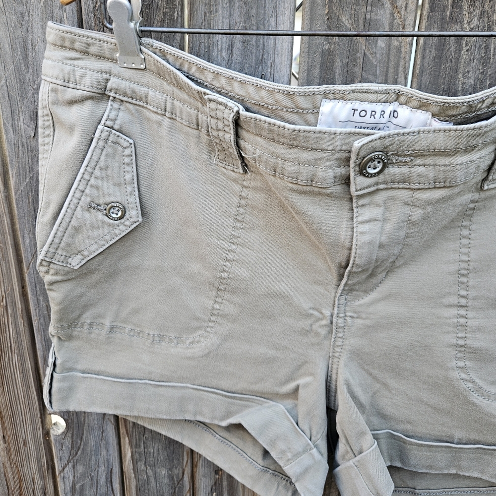 Torrid Women's Tan Shorts Size 18 - Picture 7 of 16